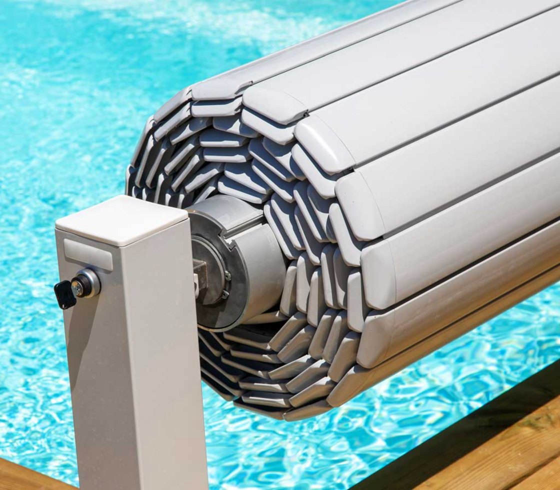 Enrollador de una cubierta de lamas sobre el agua de una piscina